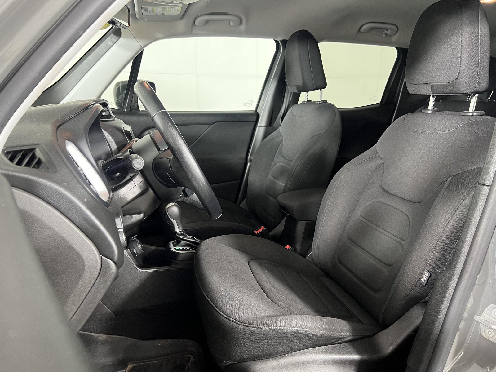 Used 2021  Jeep Latitude image 15