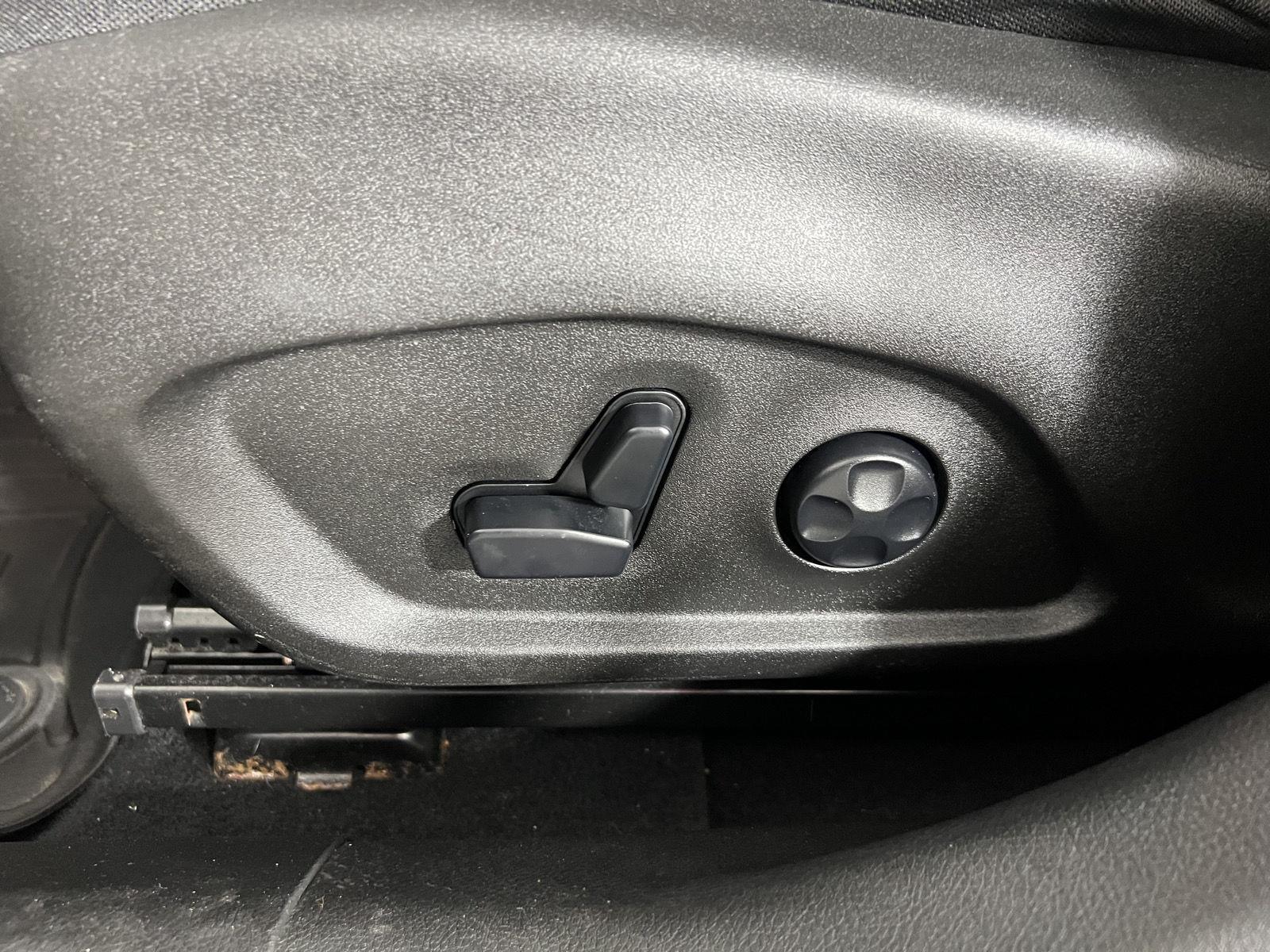 Used 2021  Jeep Latitude image 16