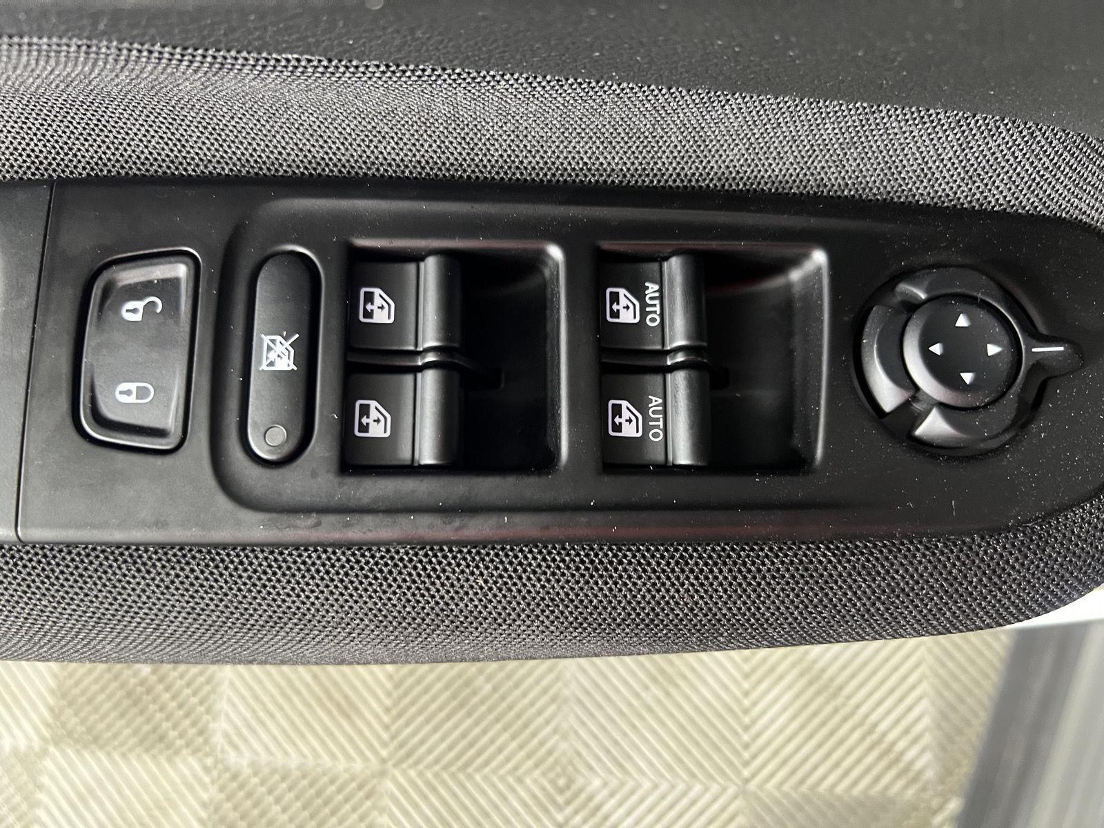 Used 2021  Jeep Latitude image 17
