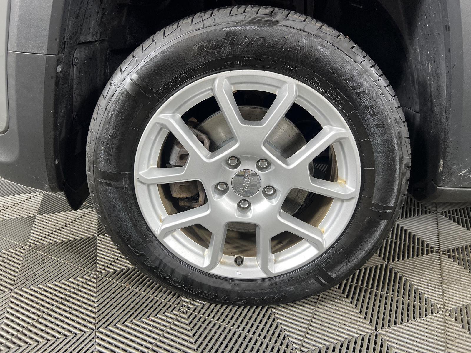Used 2021  Jeep Latitude image 18