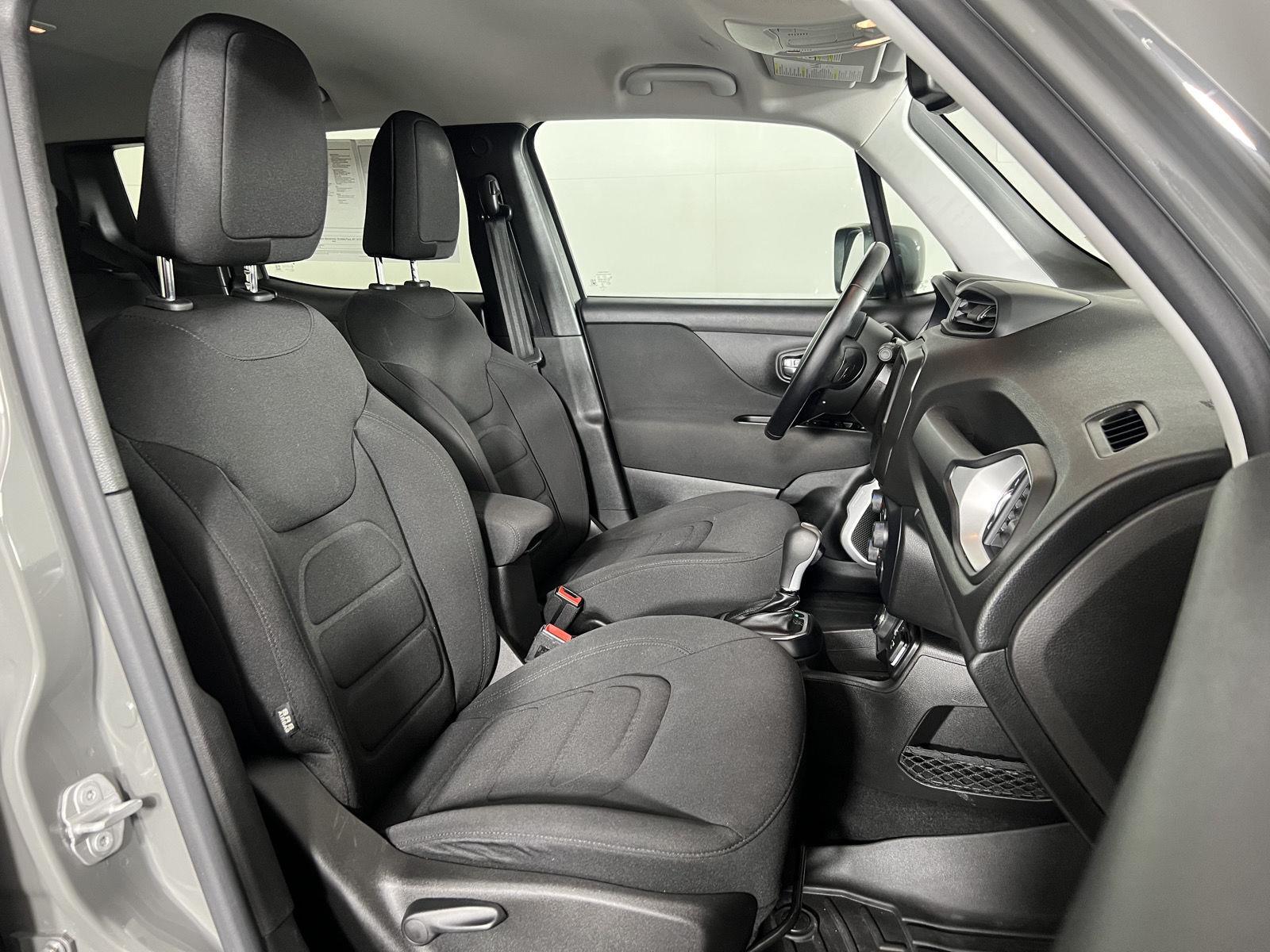 Used 2021  Jeep Latitude image 22