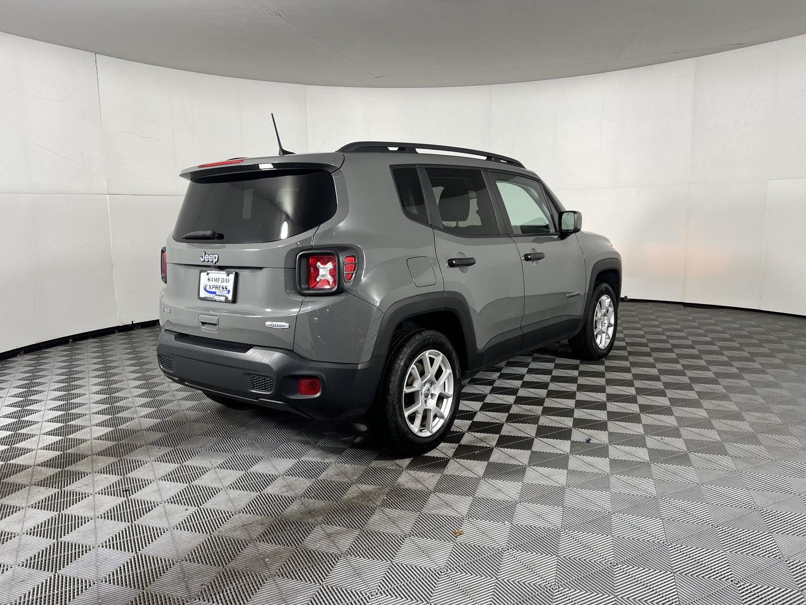 Used 2021  Jeep Latitude image 24