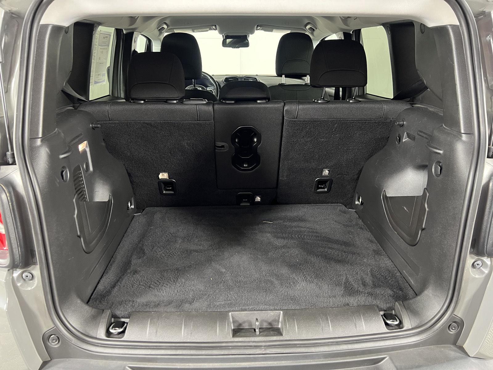 Used 2021  Jeep Latitude image 25