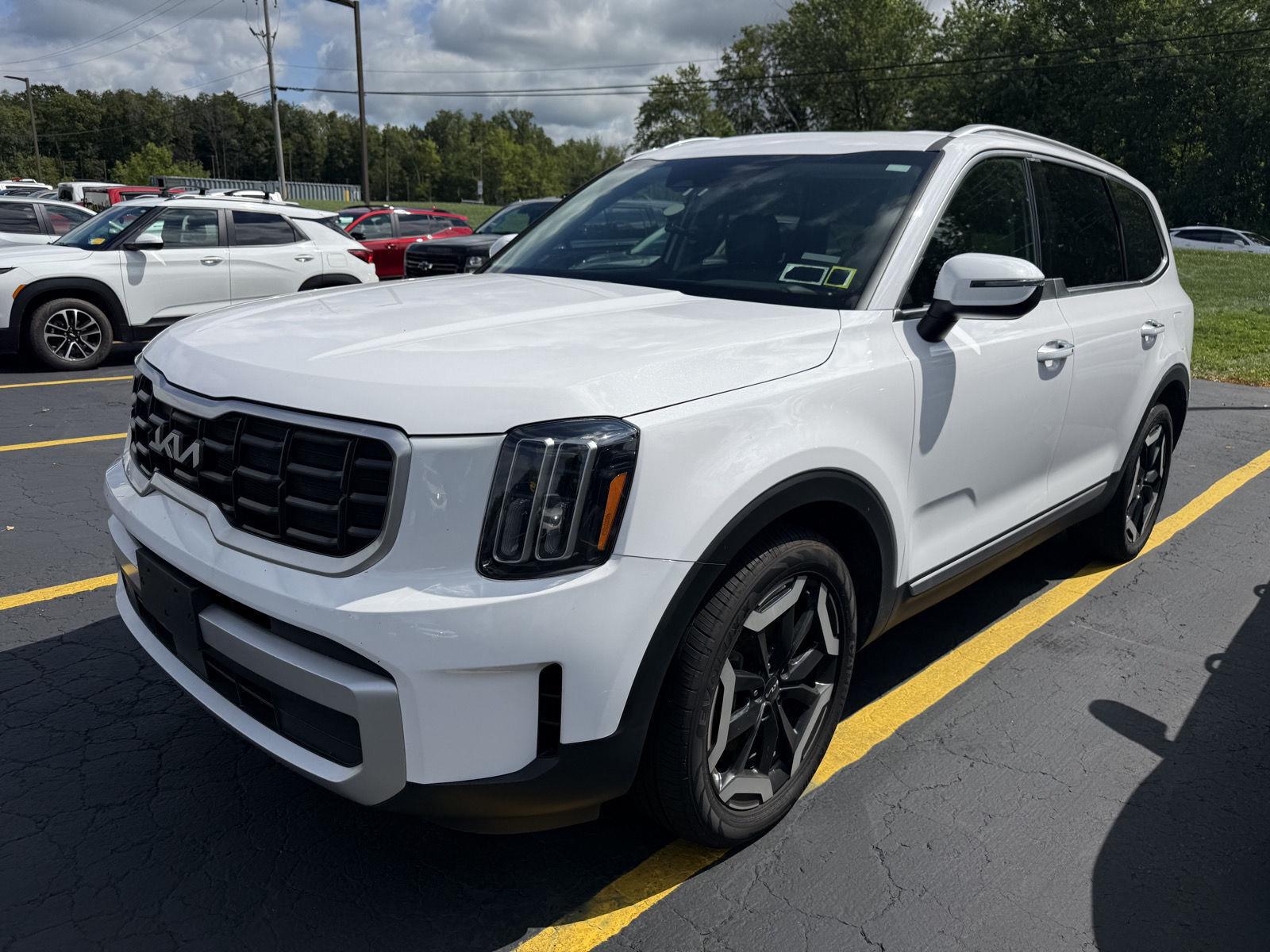 Used 2025 Glacial White Pearl Kia  image 2