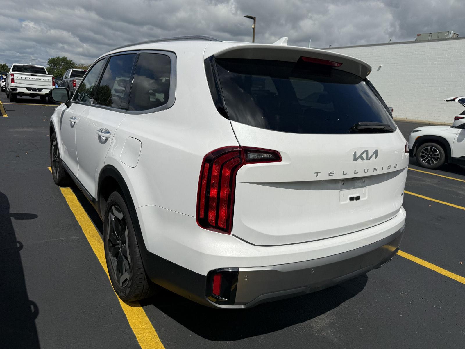 Used 2025 Glacial White Pearl Kia  image 4