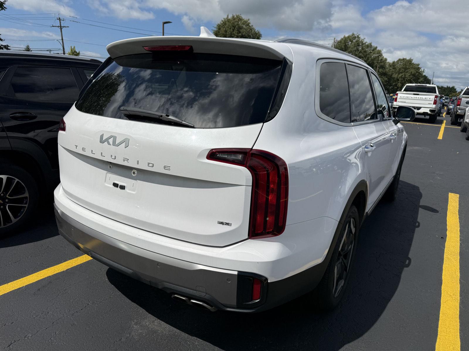 Used 2025 Glacial White Pearl Kia  image 5