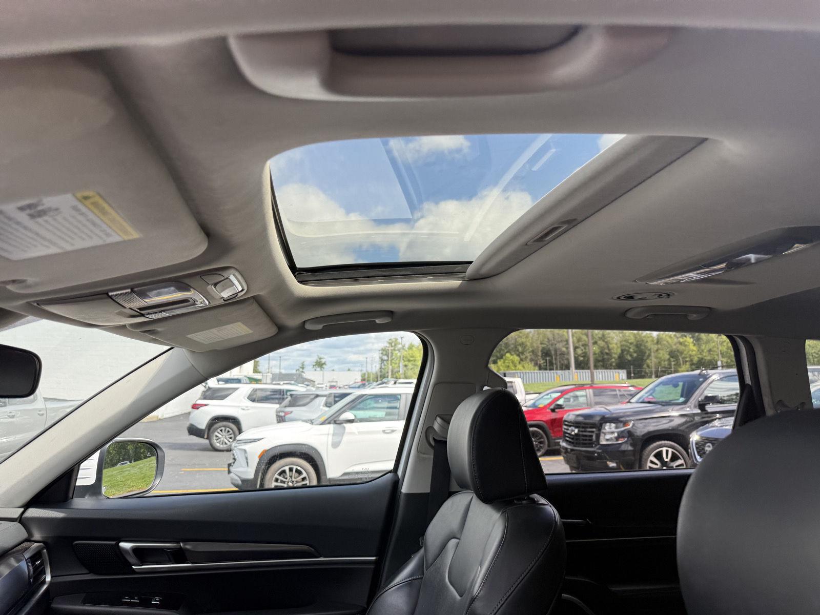 Used 2025 Glacial White Pearl Kia  image 9