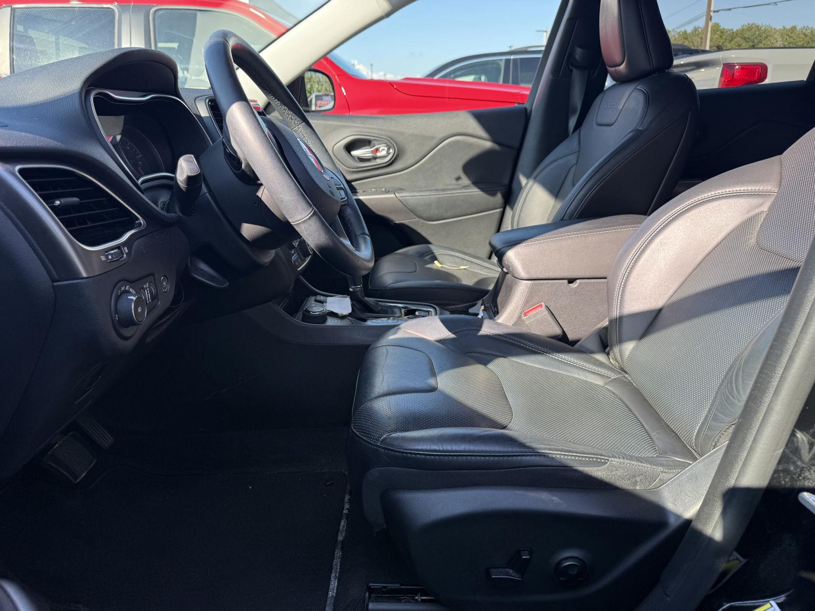 Used 2019 Diamond Black Crystal Pearlcoat Jeep Limited image 10