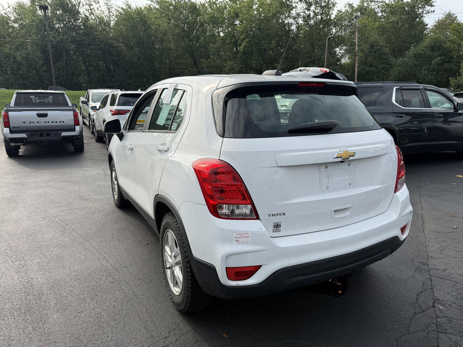 Used 2019 Summit White Chevrolet LS image 3