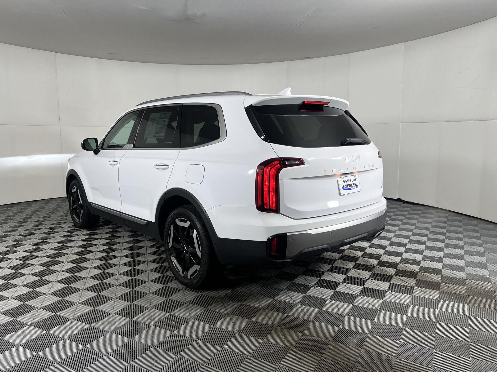 Used 2025 Glacial White Pearl Kia  image 11