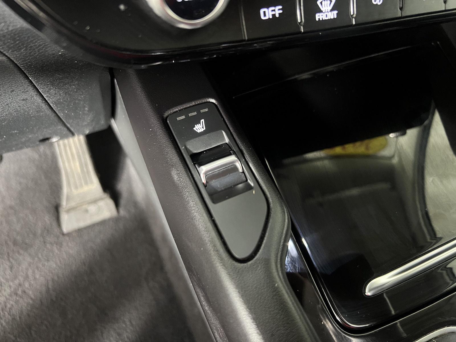 Used 2025 Glacial White Pearl Kia  image 18