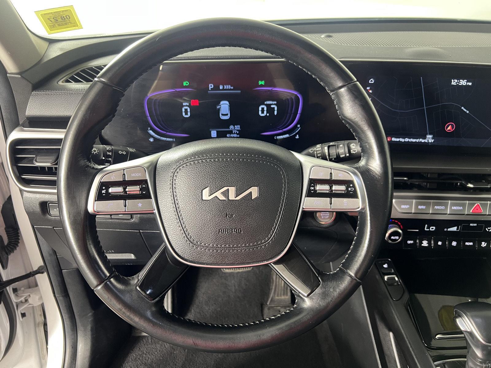 Used 2025 Glacial White Pearl Kia  image 4