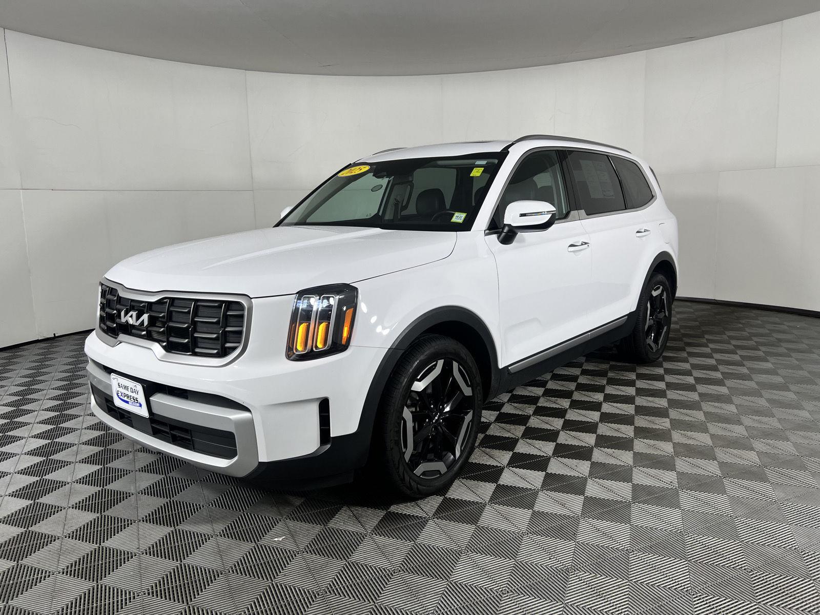 Used 2025 Glacial White Pearl Kia  image 26