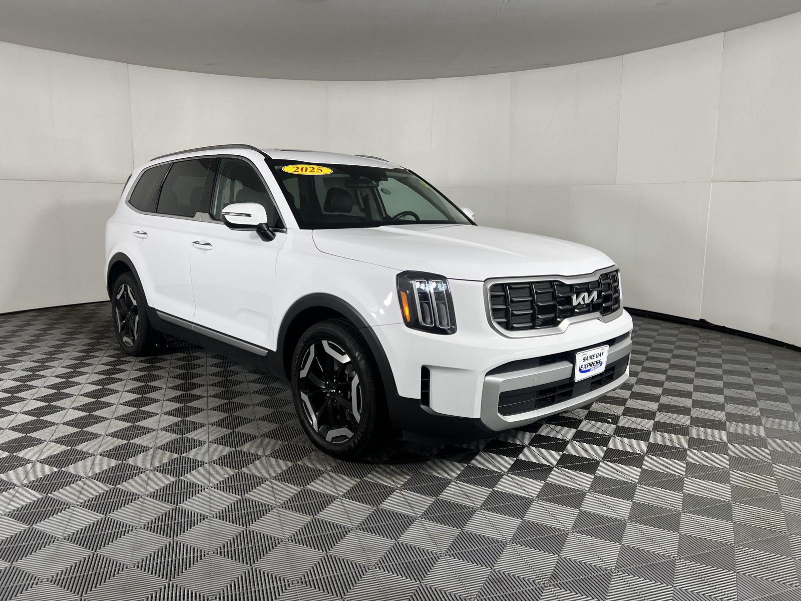 Used 2025 Glacial White Pearl Kia  image 29