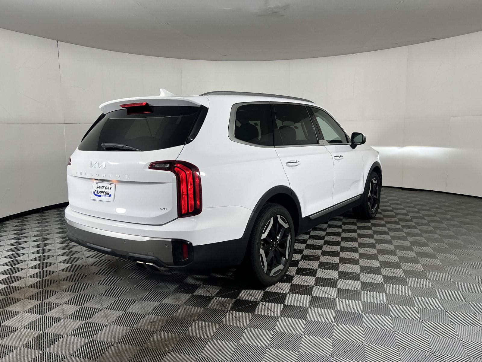 Used 2025 Glacial White Pearl Kia  image 30
