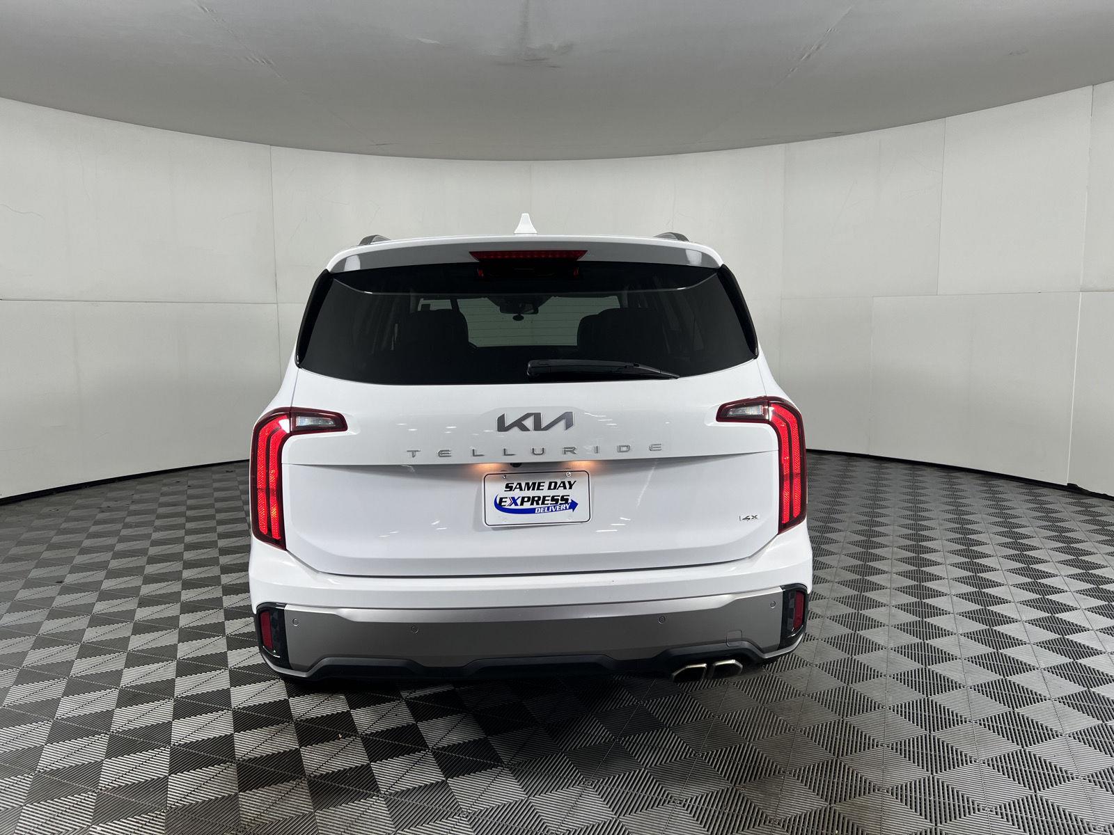 Used 2025 Glacial White Pearl Kia  image 32