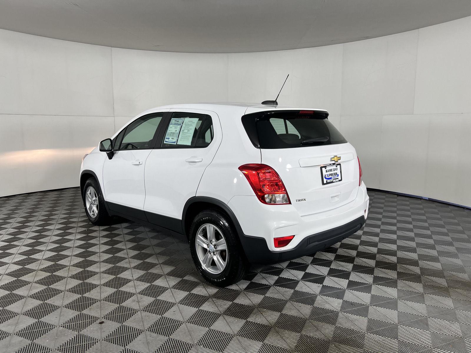 Used 2019 Summit White Chevrolet LS image 3