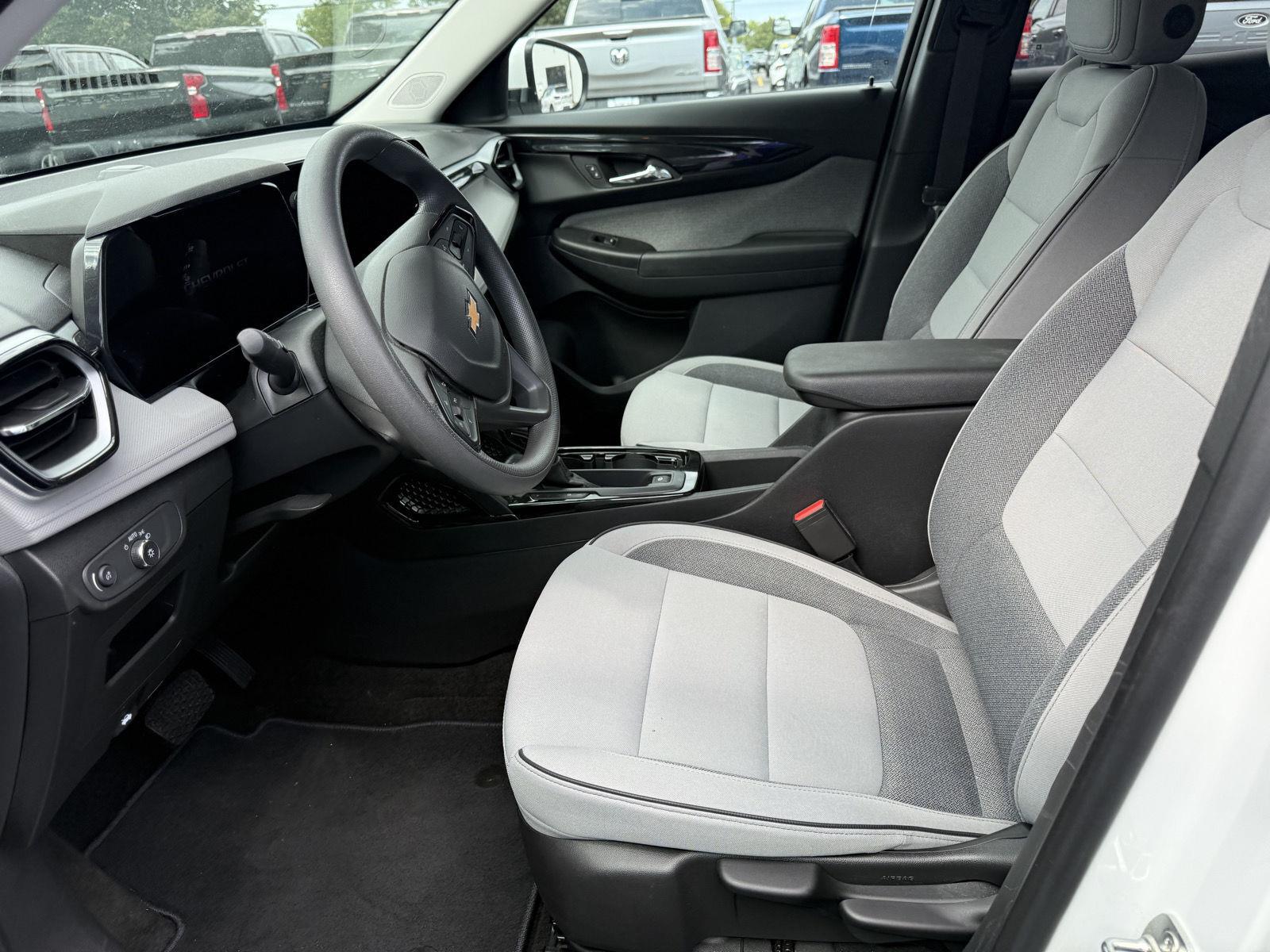Used 2024 Summit White Chevrolet LT image 8