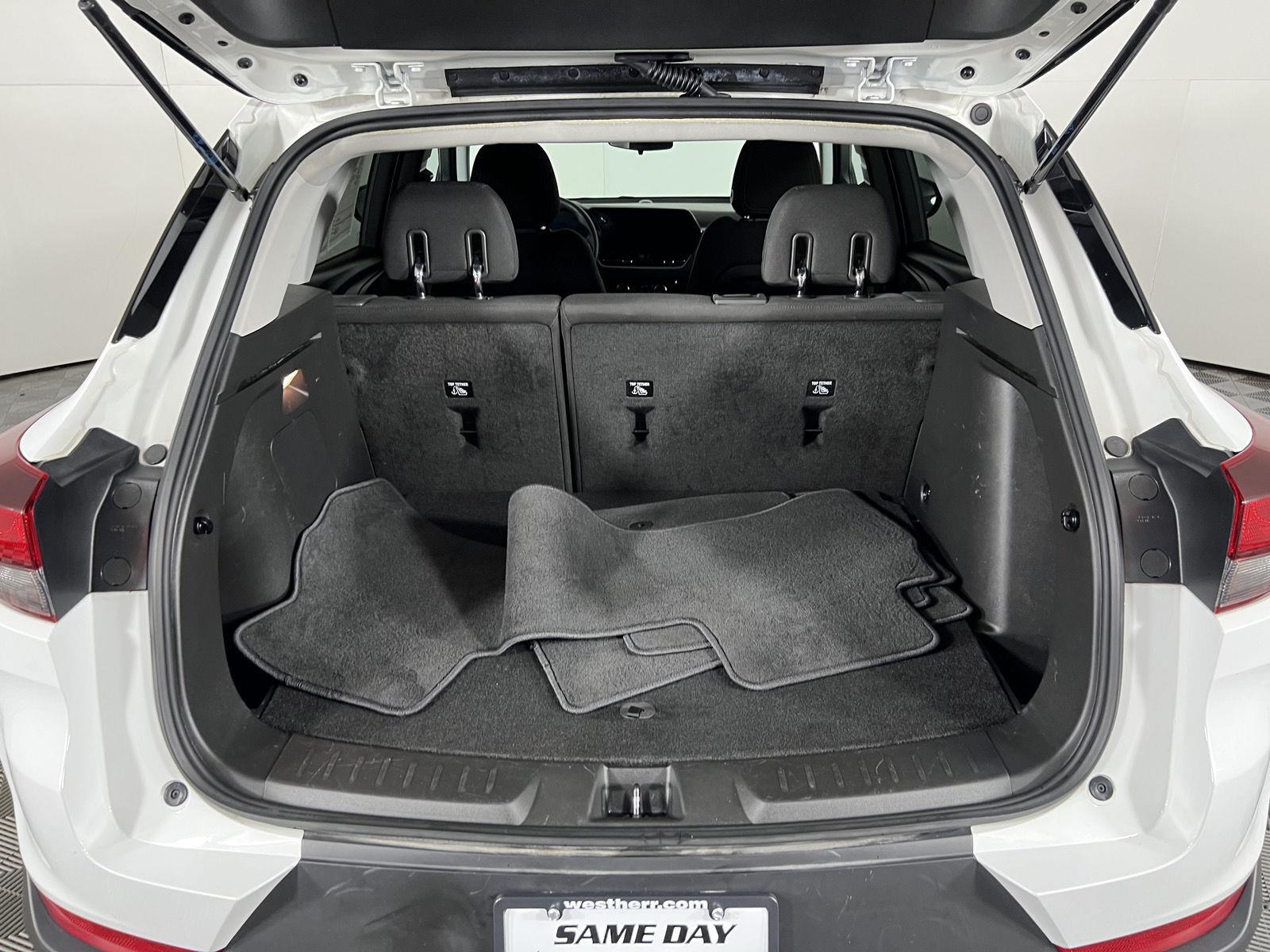 Used 2024 Summit White Chevrolet LT image 4