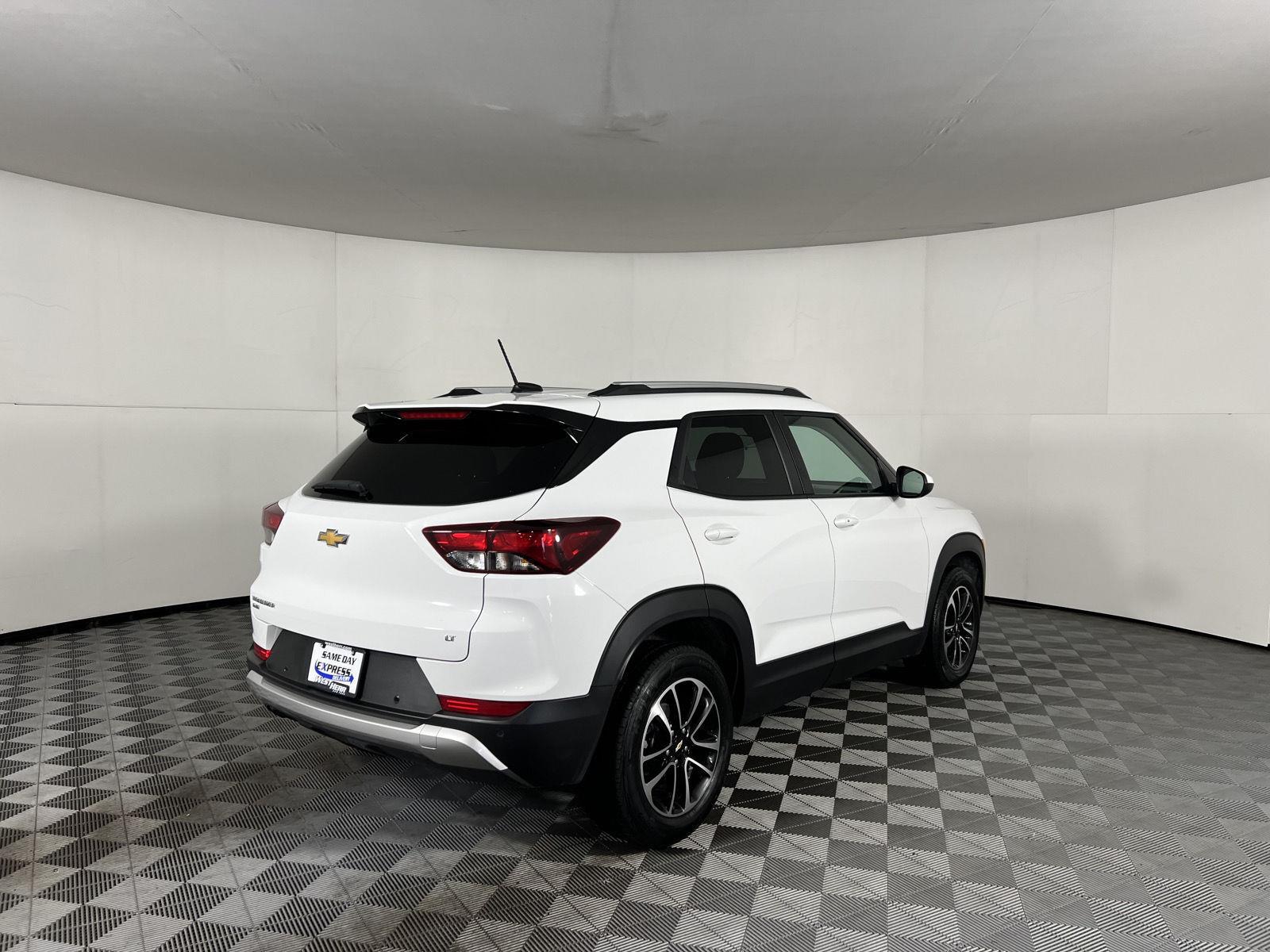 Used 2024 Summit White Chevrolet LT image 6