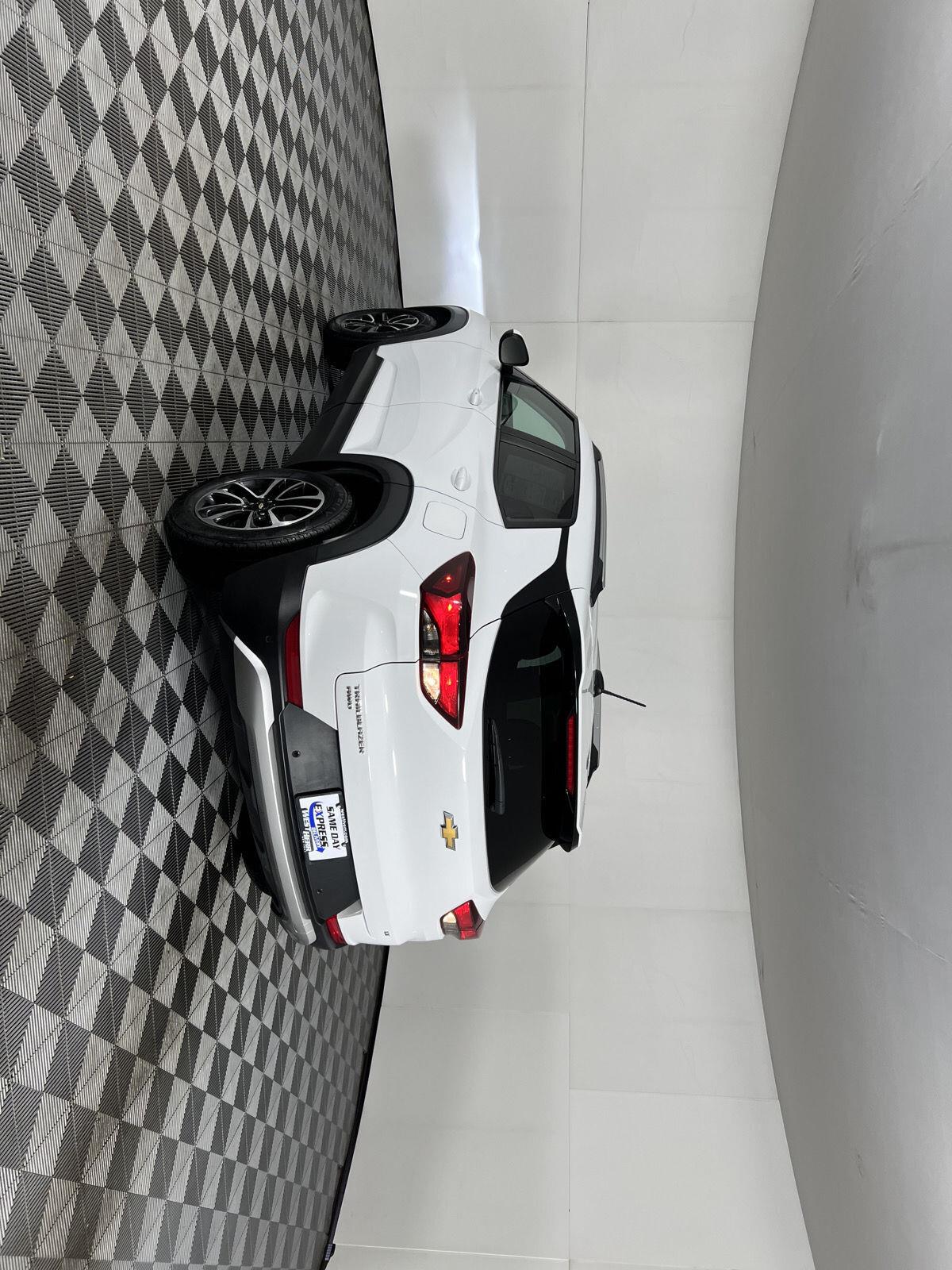 Used 2024 Summit White Chevrolet LT image 22