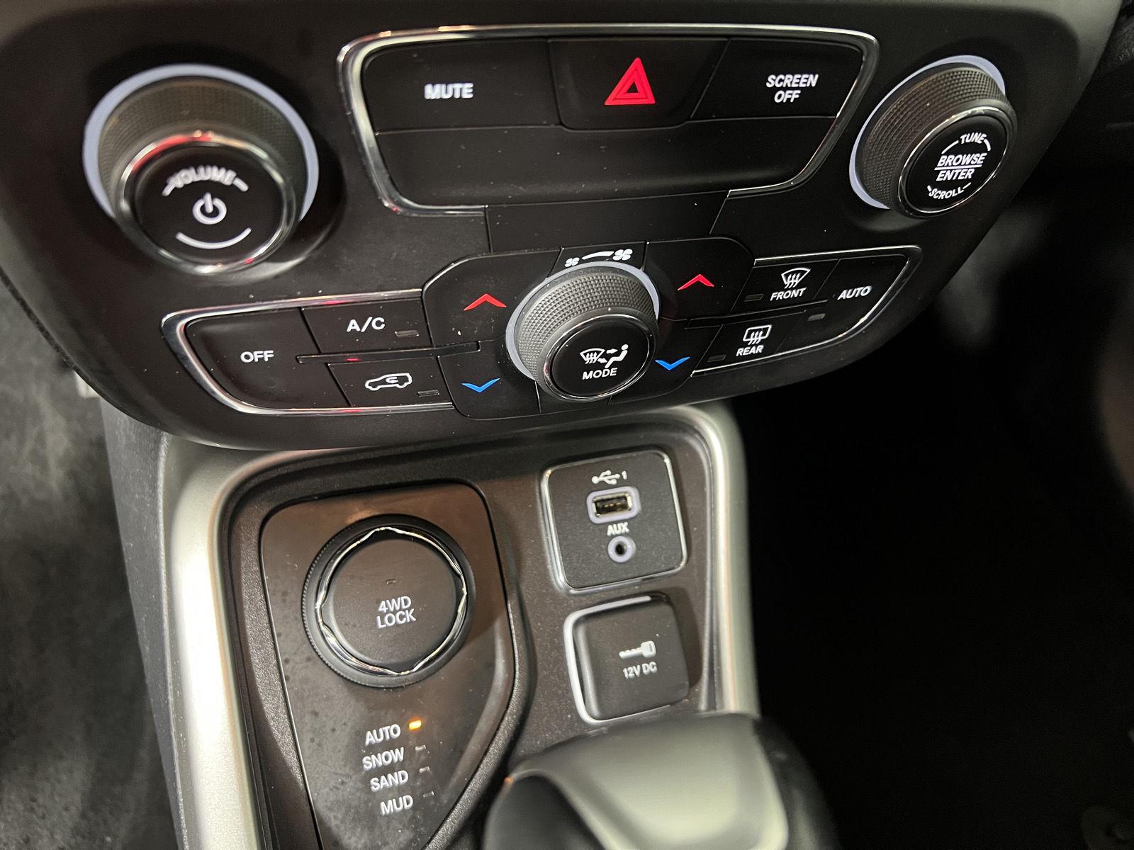 Used 2019 Billet Silver Metallic Clearcoat Jeep Latitude image 7