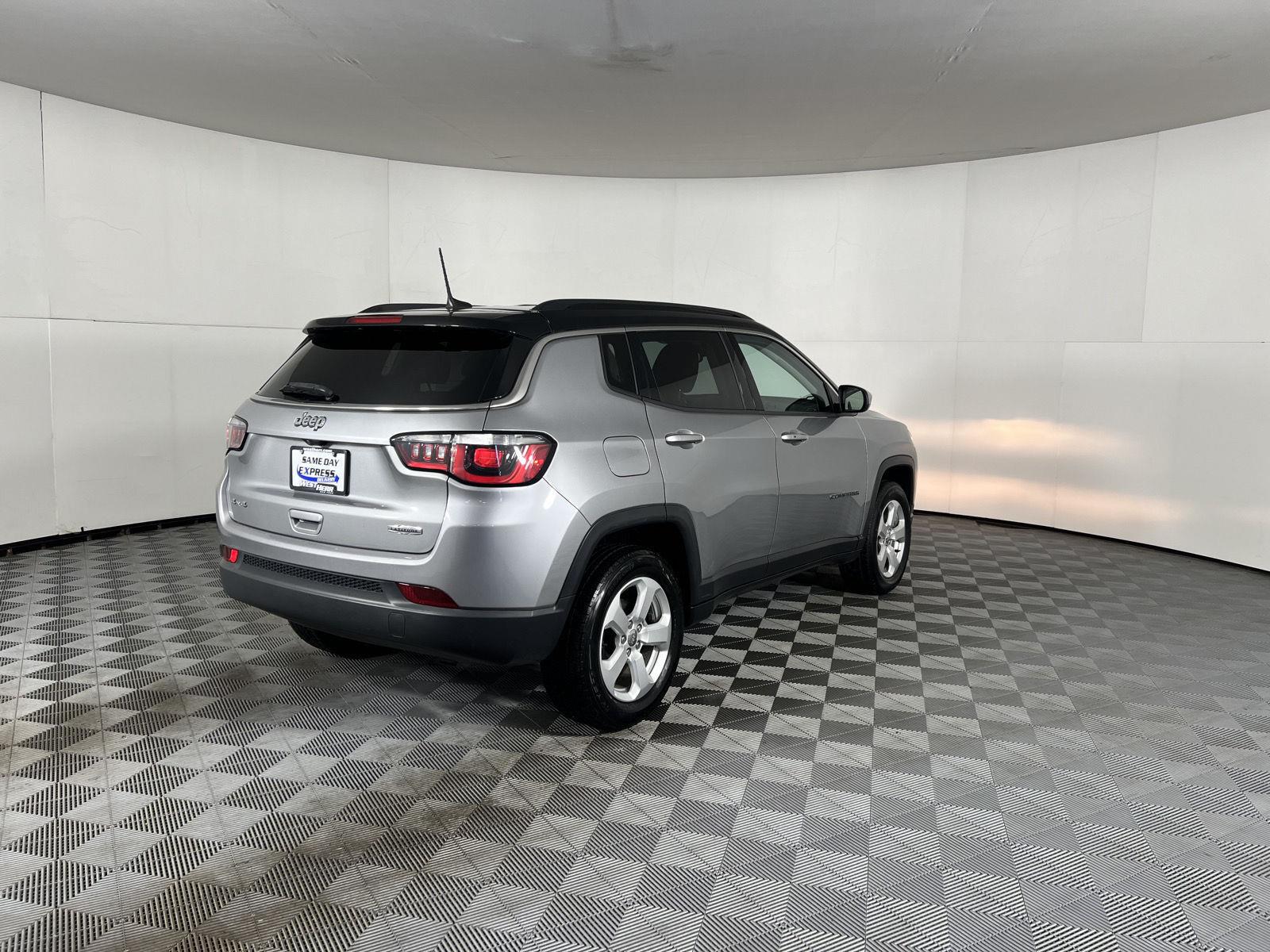 Used 2019 Billet Silver Metallic Clearcoat Jeep Latitude image 23