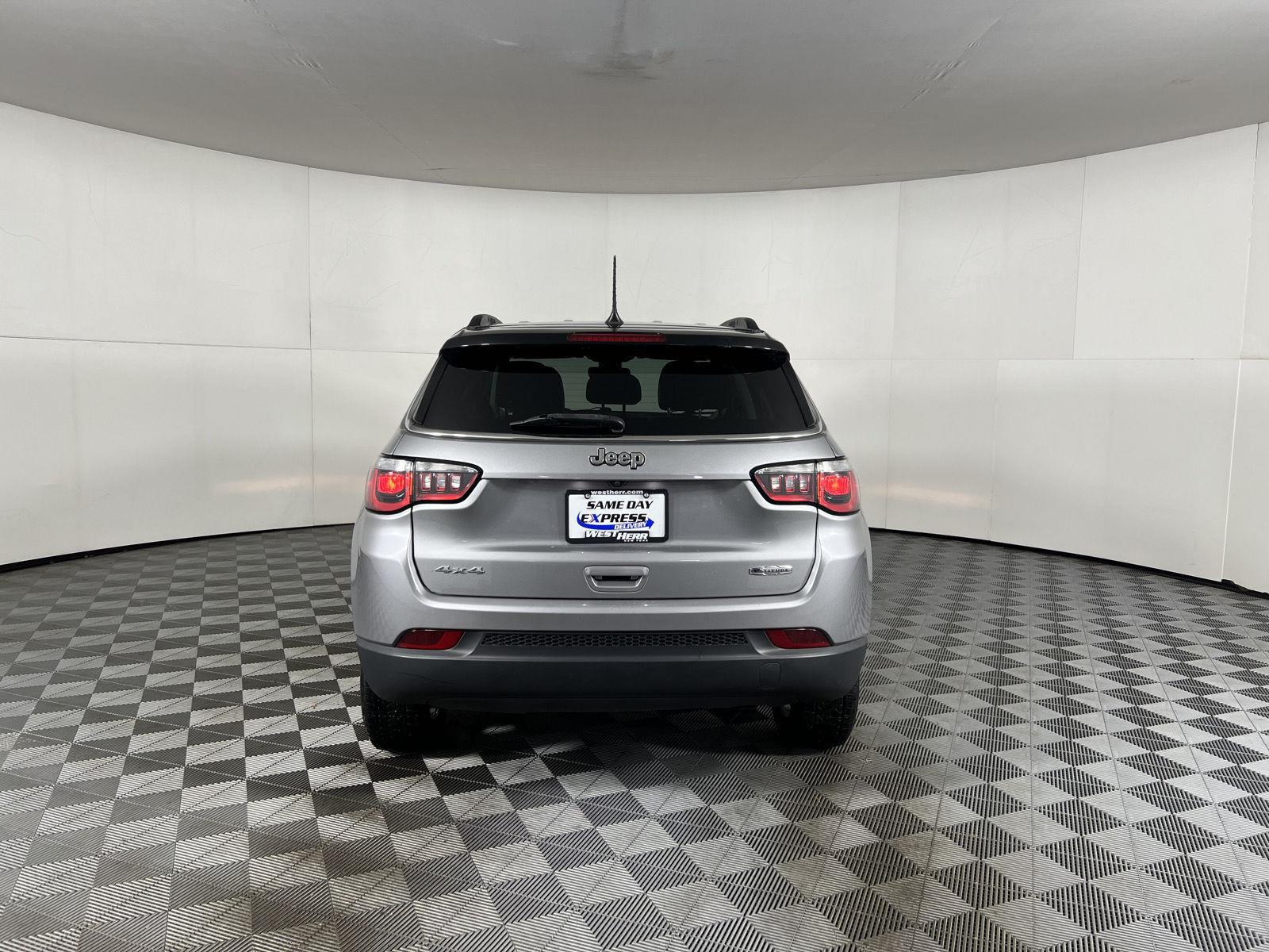Used 2019 Billet Silver Metallic Clearcoat Jeep Latitude image 25