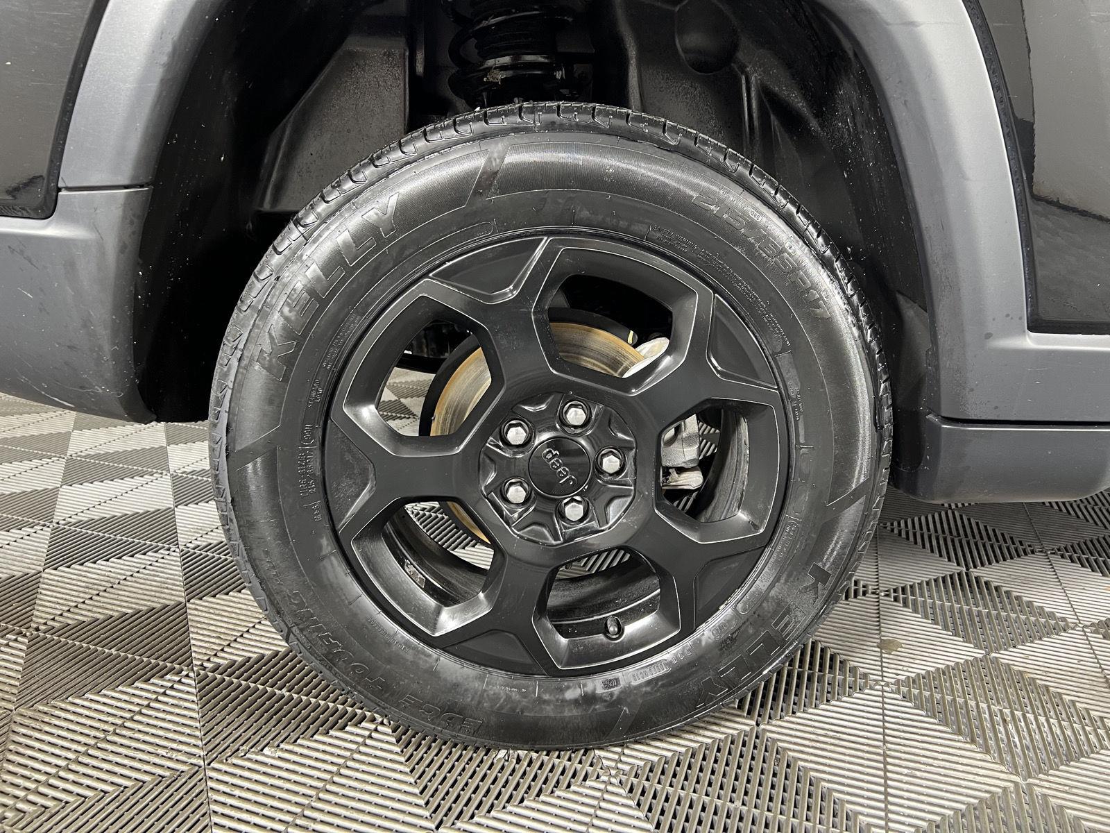 Used 2023 Diamond Black Crystal Pearlcoat Jeep Trailhawk image 21