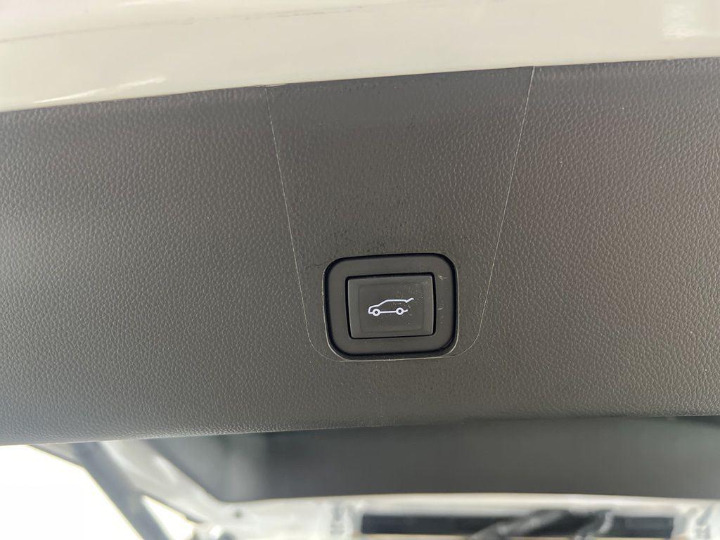 Used 2023 Pearl Chevrolet LT image 5