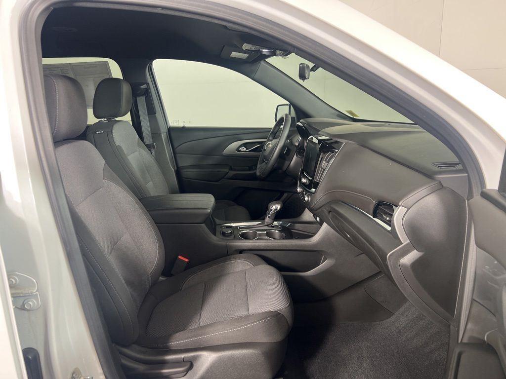 Used 2023 Pearl Chevrolet LT image 8