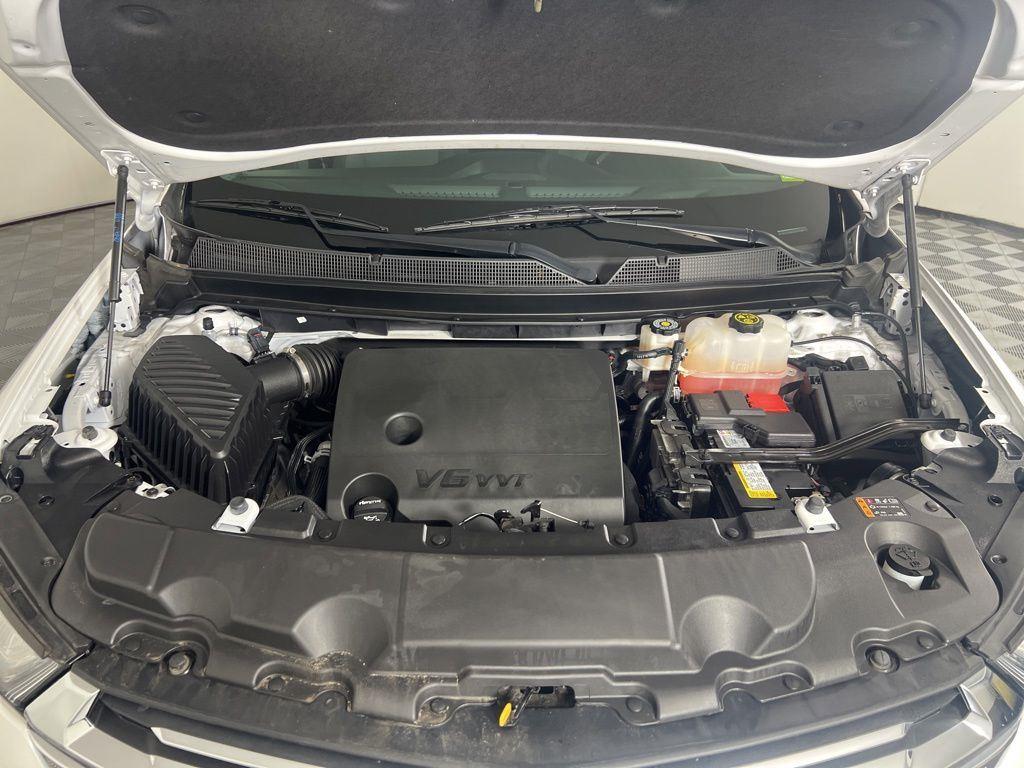 Used 2023 Pearl Chevrolet LT image 12