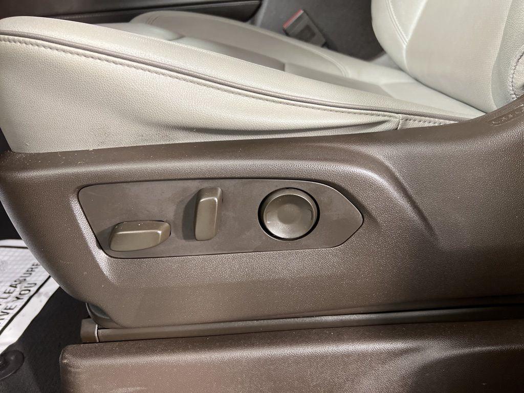 Used 2023 Pearl Beige Metallic GMC SLT image 18