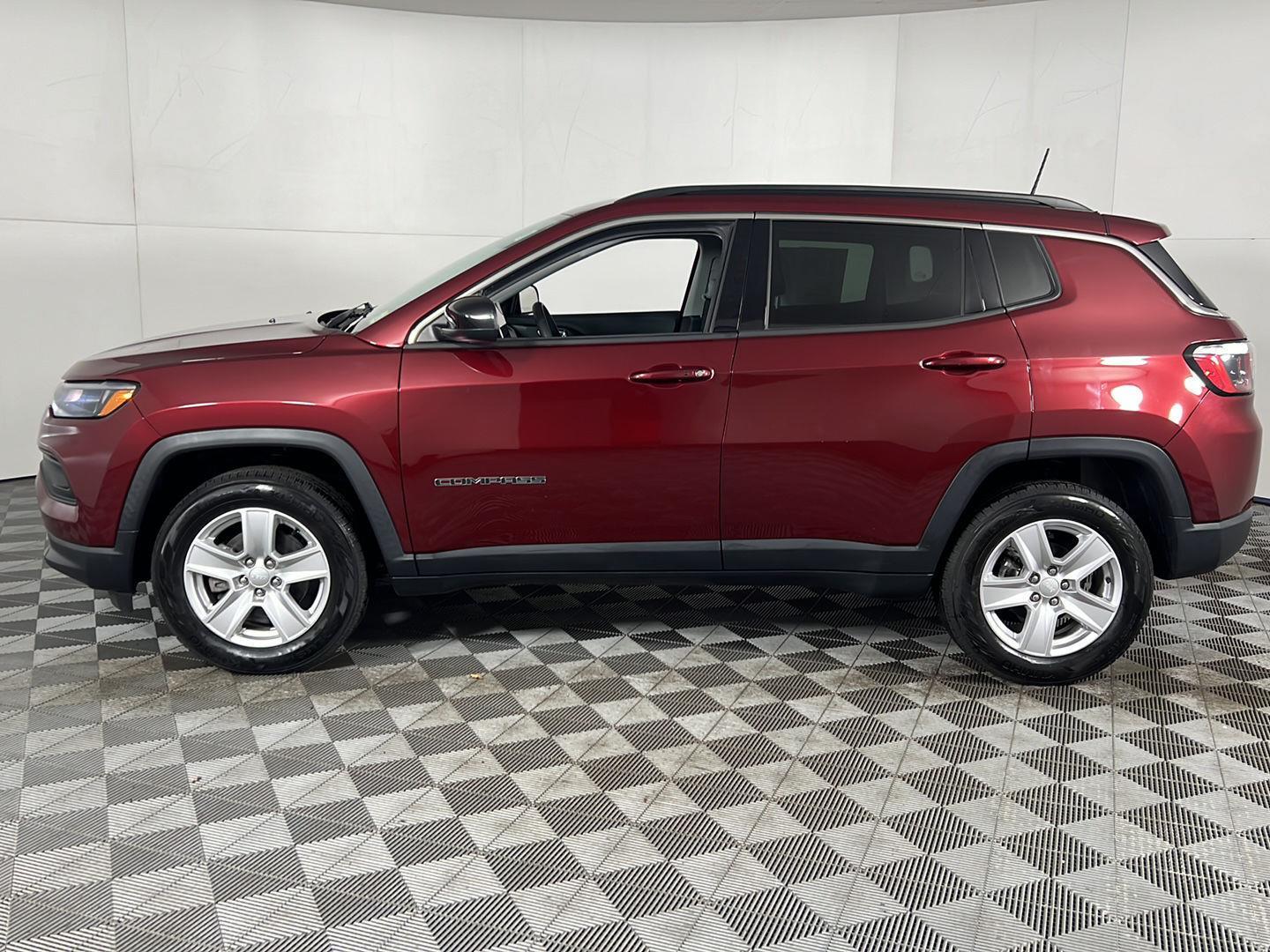 Certified Used 2022 Velvet Red Pearlcoat Jeep Latitude image 20