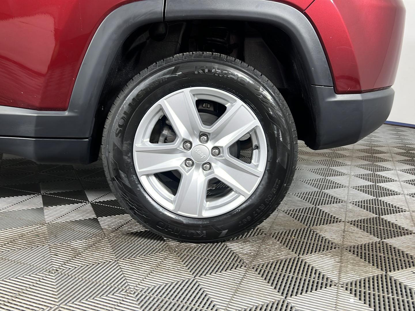 Certified Used 2022 Velvet Red Pearlcoat Jeep Latitude image 21