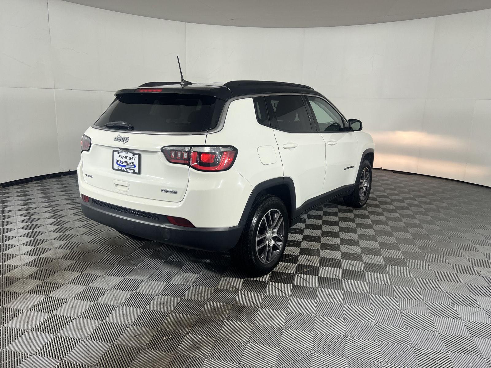 Used 2020 White Clearcoat Jeep Latitude image 9