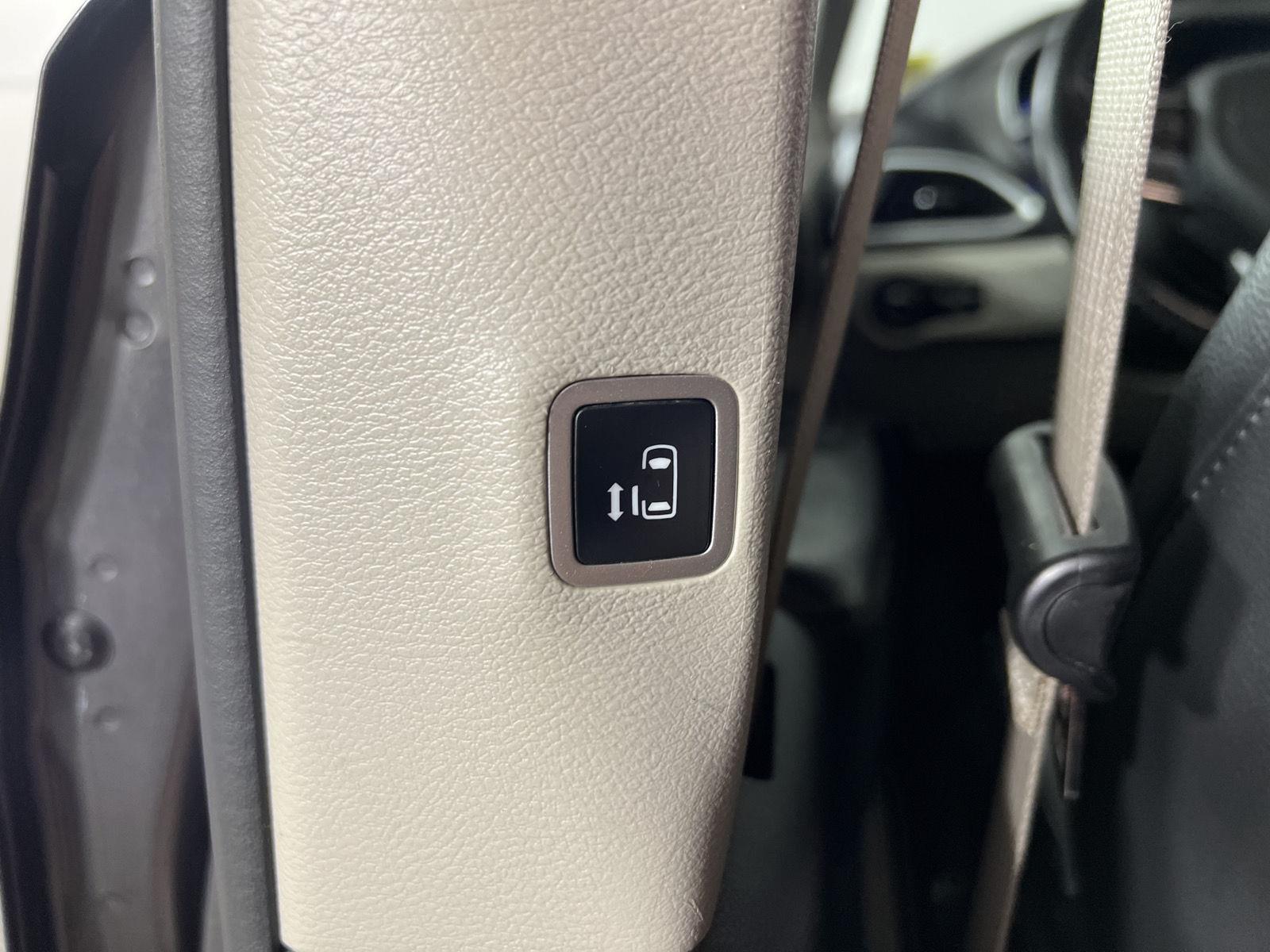 Used 2020 Crystal Metallic Chrysler Touring L image 23