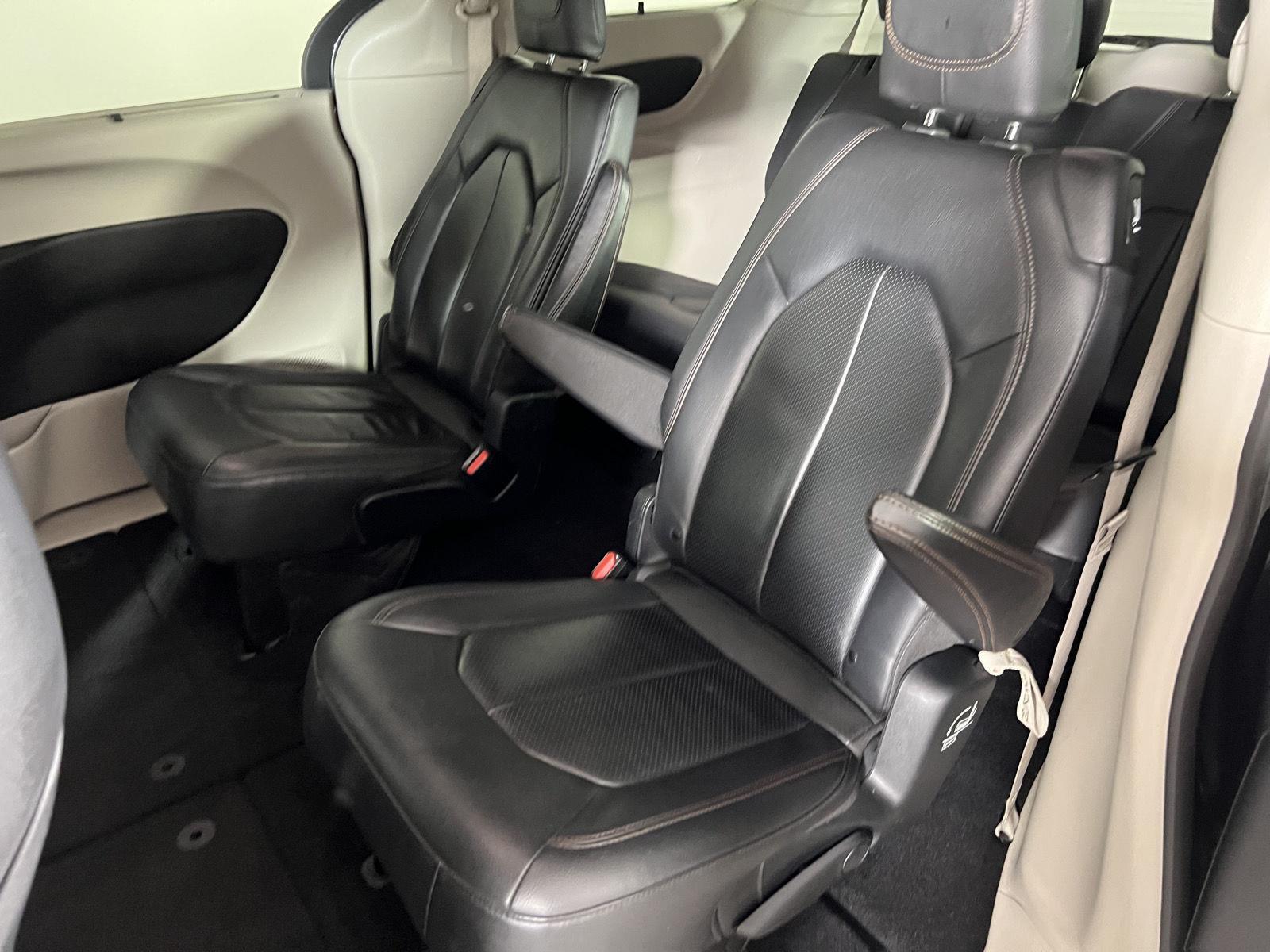 Used 2020 Crystal Metallic Chrysler Touring L image 22