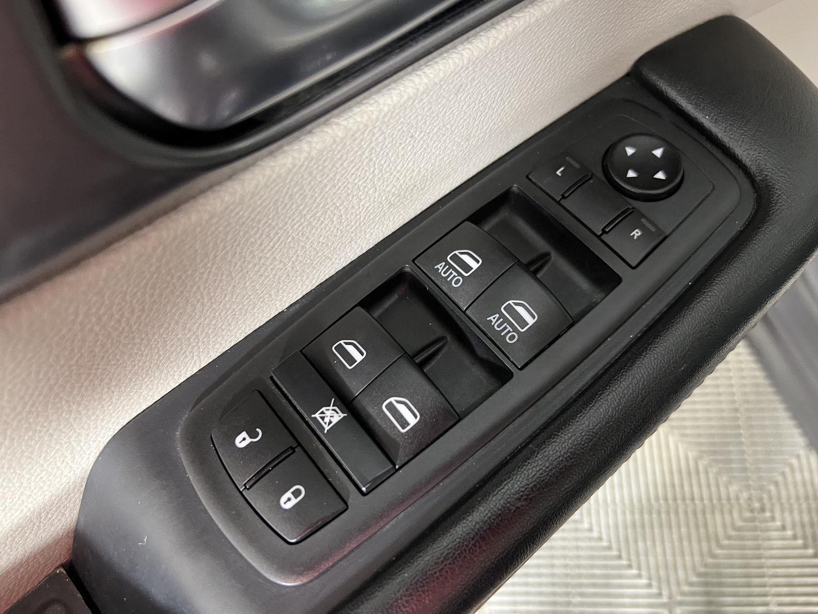 Used 2020 Crystal Metallic Chrysler Touring L image 14