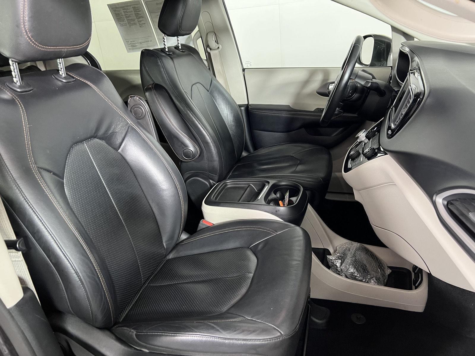 Used 2020 Crystal Metallic Chrysler Touring L image 18