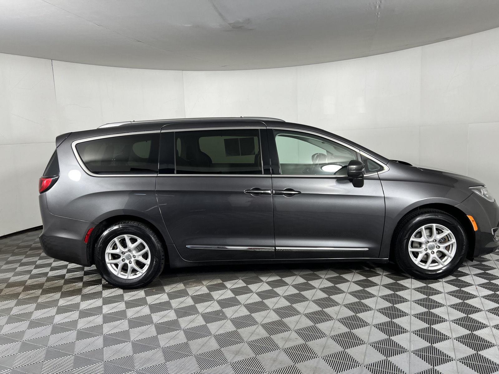 Used 2020 Crystal Metallic Chrysler Touring L image 10