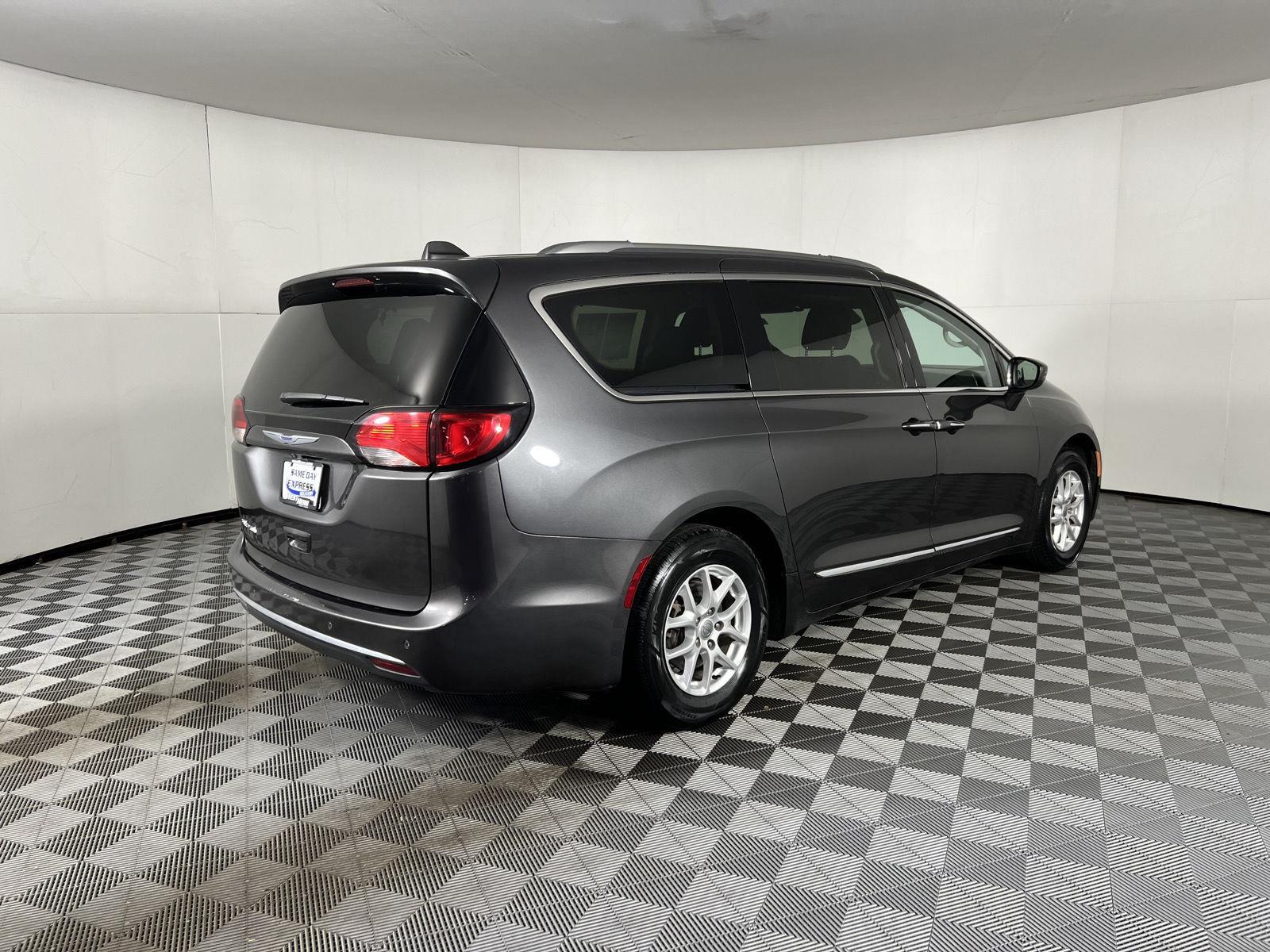 Used 2020 Crystal Metallic Chrysler Touring L image 9