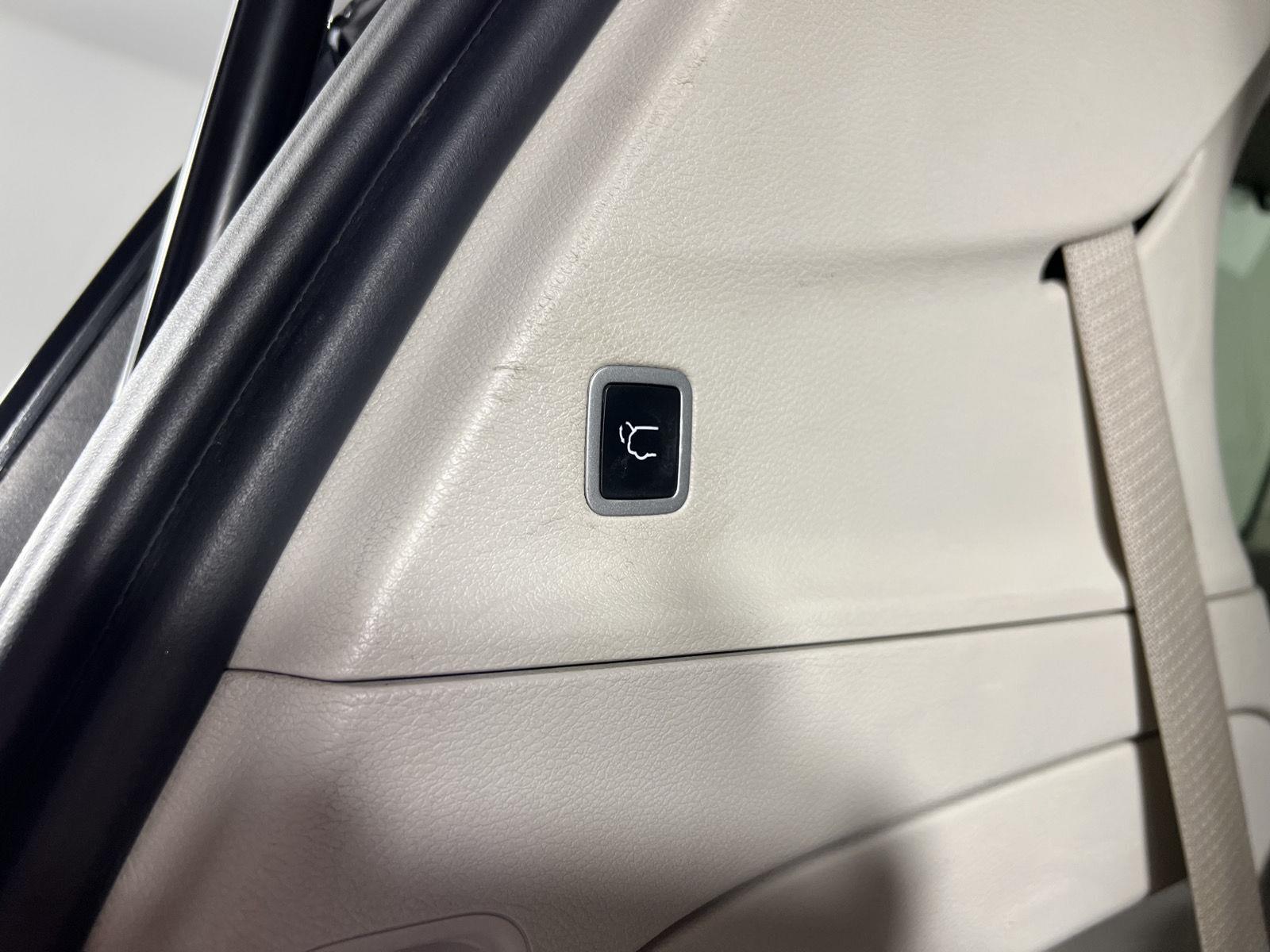 Used 2020 Crystal Metallic Chrysler Touring L image 32