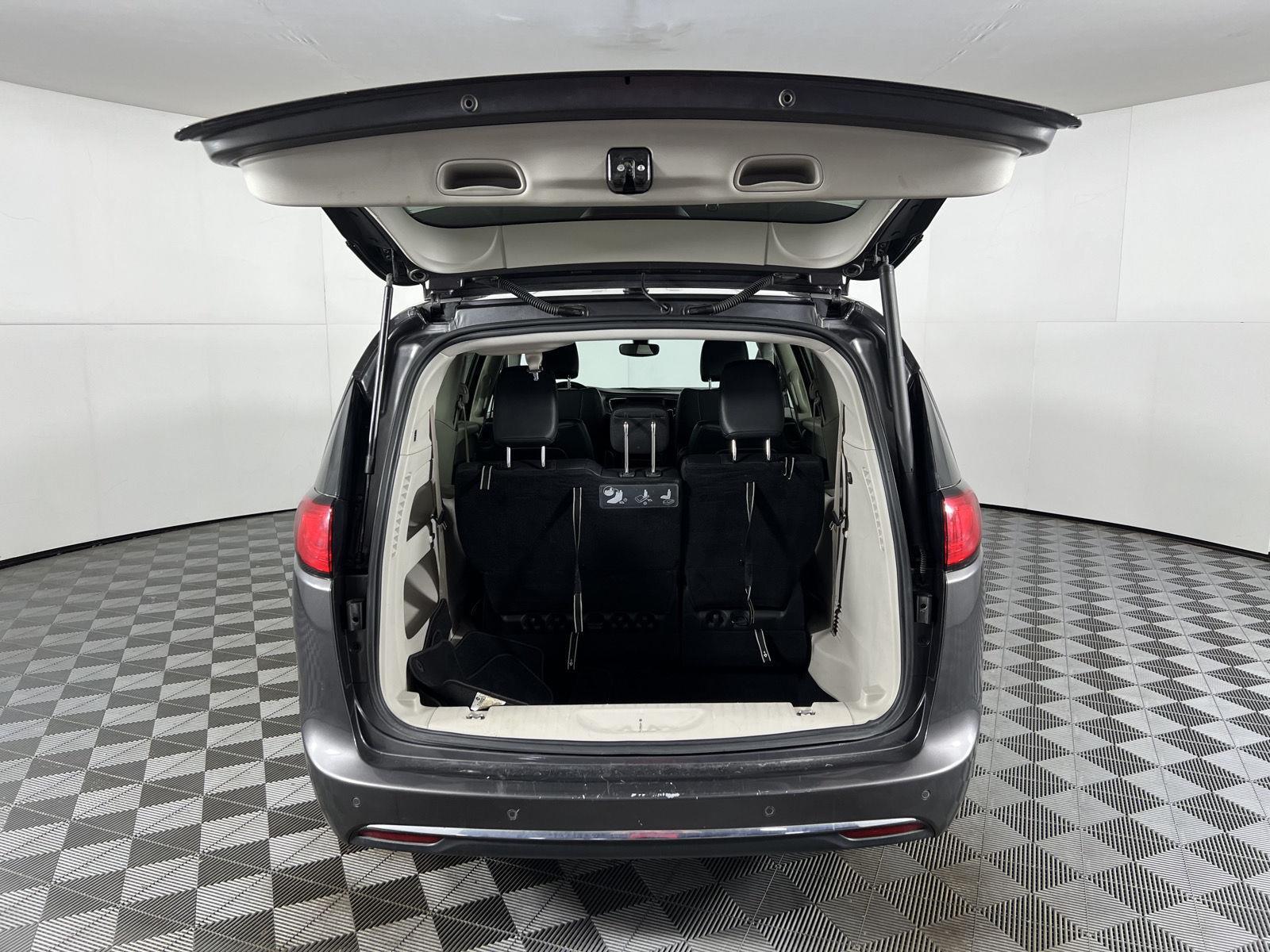 Used 2020 Crystal Metallic Chrysler Touring L image 33