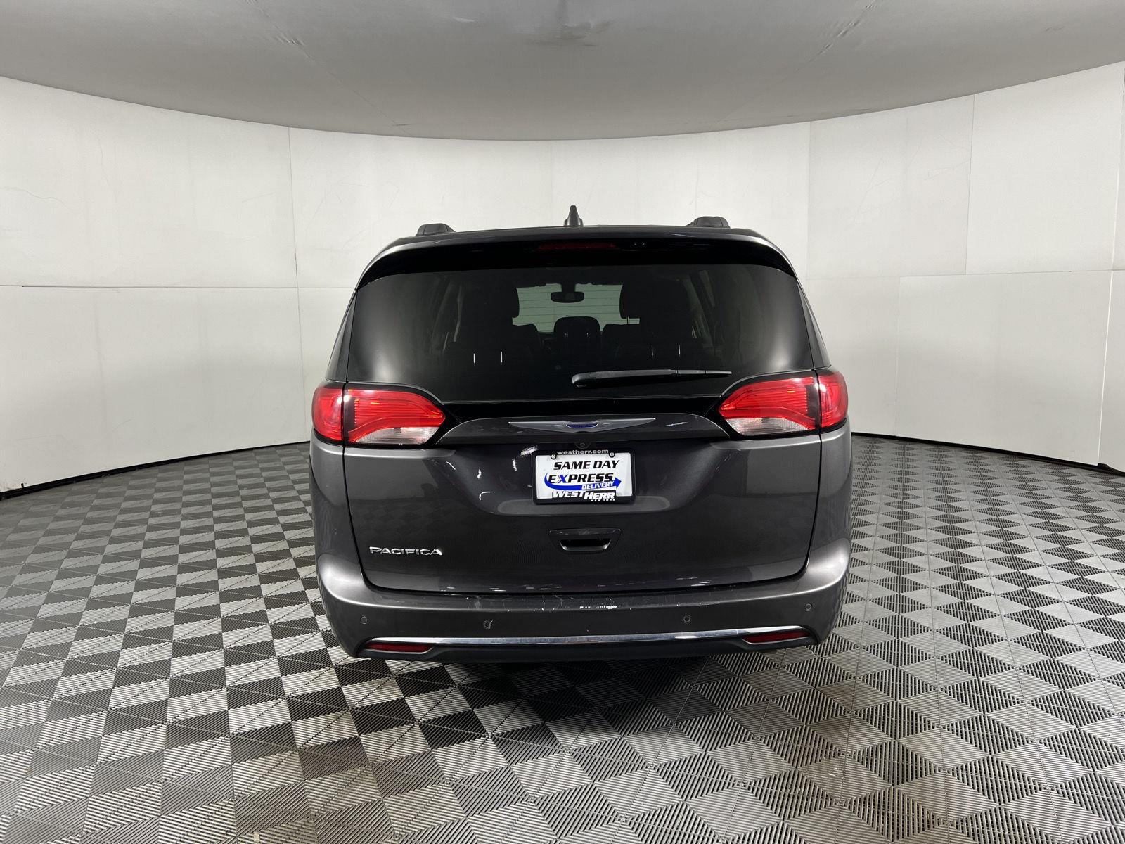 Used 2020 Crystal Metallic Chrysler Touring L image 8