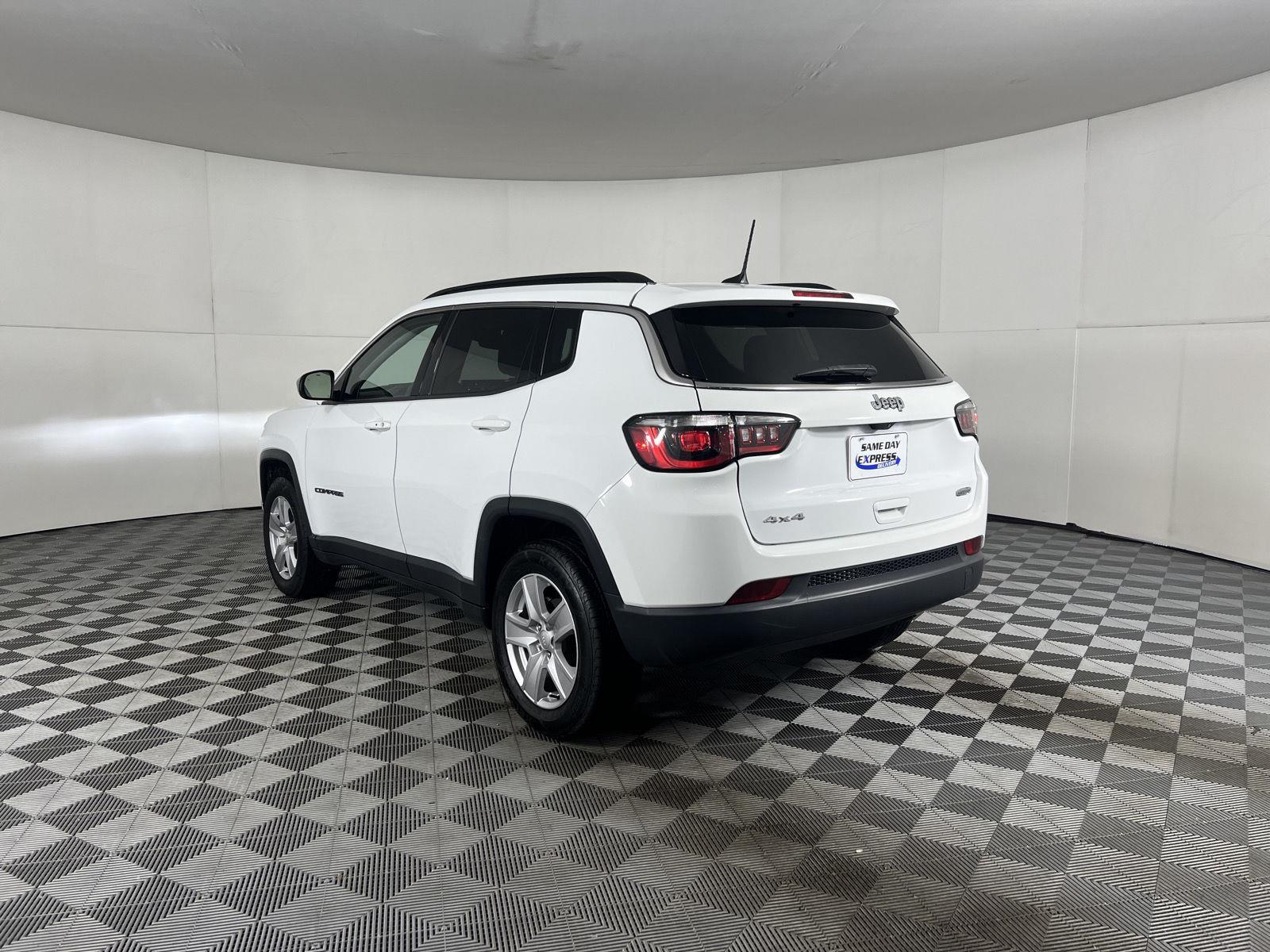 Used 2022 Bright White Clearcoat Jeep Latitude image 12