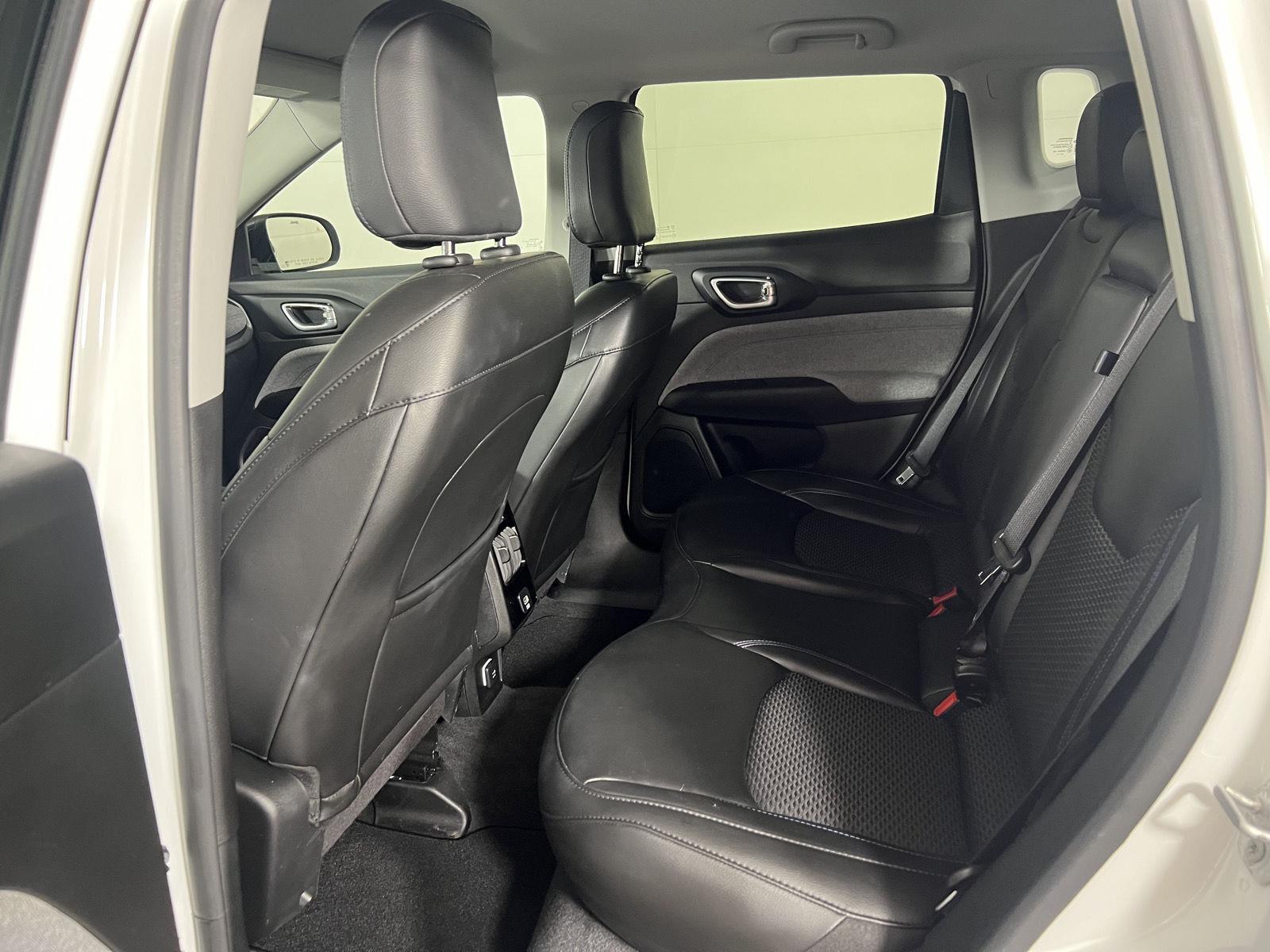 Used 2022 Bright White Clearcoat Jeep Latitude image 15