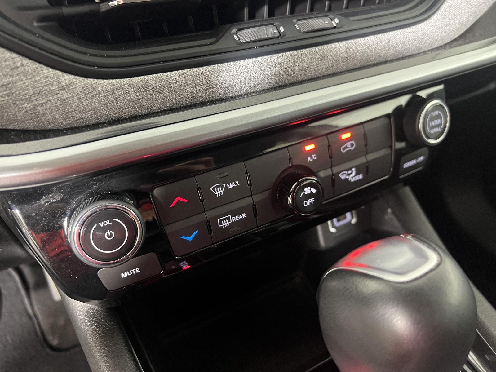 Used 2022 Bright White Clearcoat Jeep Latitude image 18
