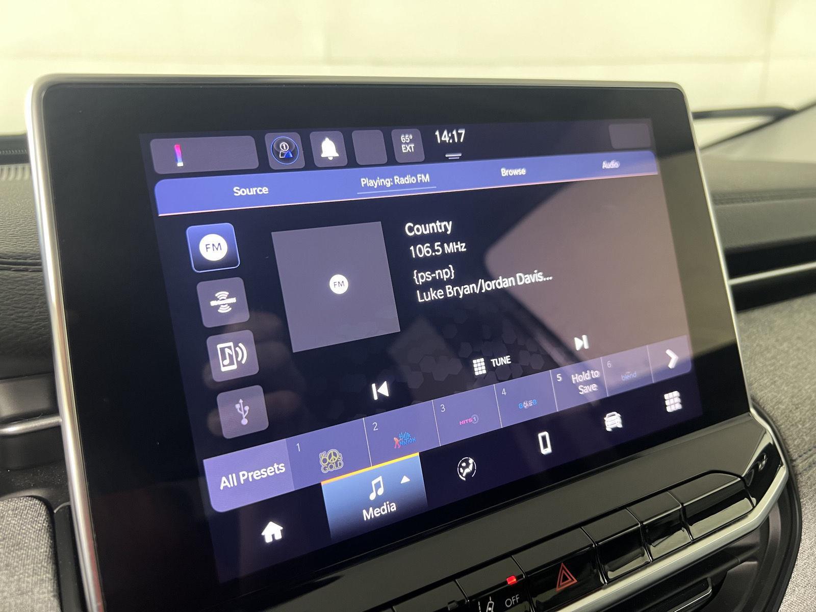 Used 2022 Bright White Clearcoat Jeep Latitude image 20
