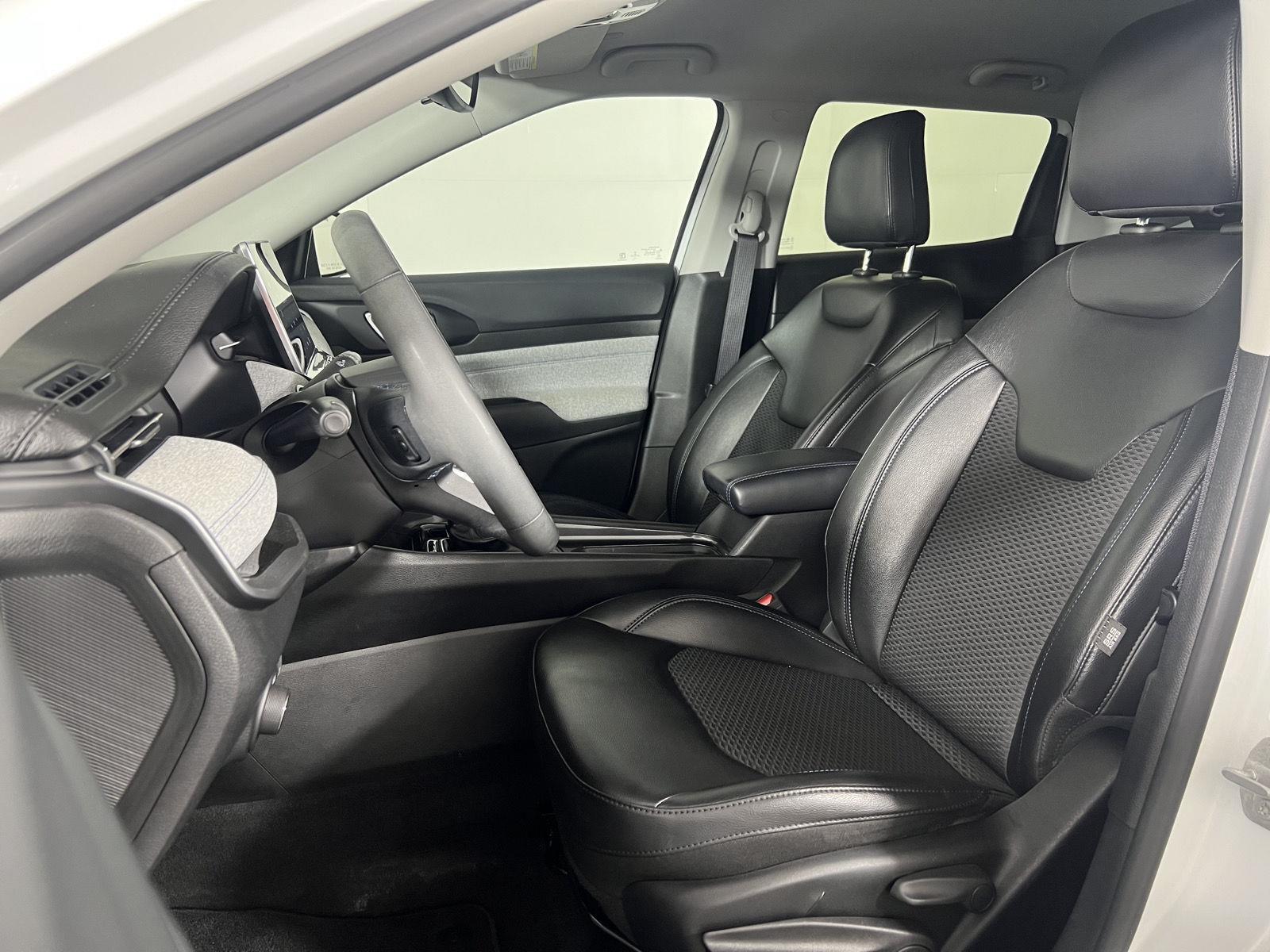 Used 2022 Bright White Clearcoat Jeep Latitude image 23